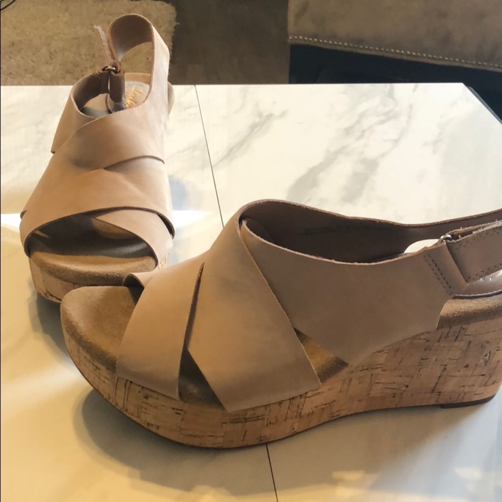 BRAND NEW CLARKS SAND COLOR CORK WEDGE SIZE 10 W - Picture 5 of 5